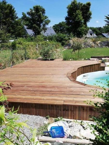 Terrasse en bois, sur plots béton, piscine, résineux autoclave marron