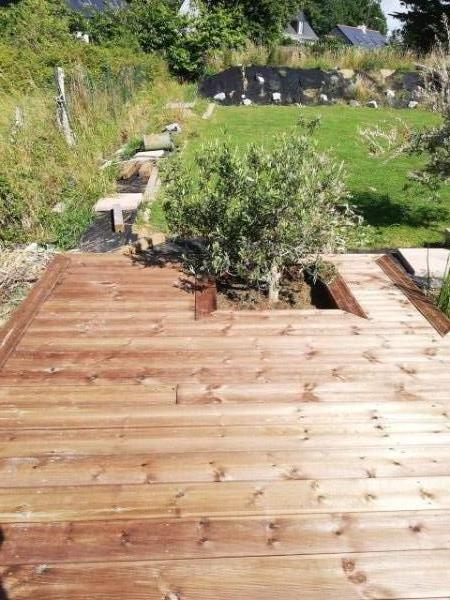 Terrasse en bois, sur plots béton, piscine, résineux autoclave marron