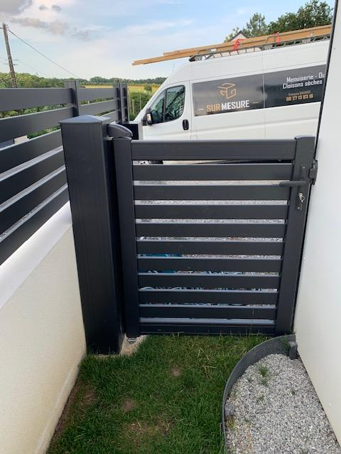 Pose de clôtures et portillons aluminium RAL 9005 texturé, à Muzillac