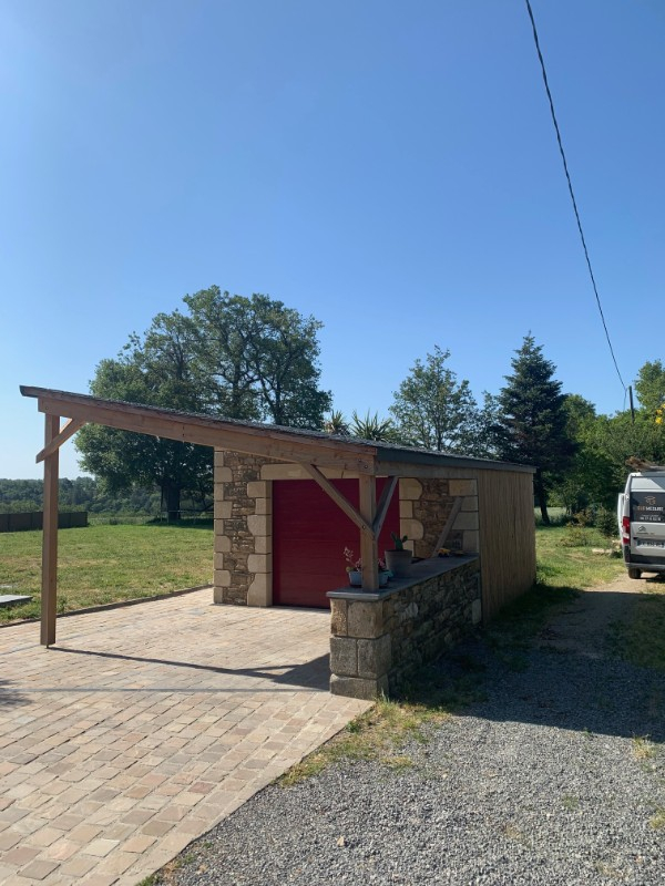 Charpente d'un garage et avancée carport en douglas, à Caden