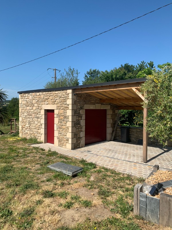 Charpente d'un garage et avancée carport en douglas, à Caden