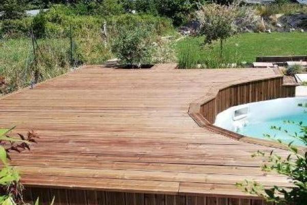 Terrasse en bois, sur plots béton, piscine, résineux autoclave marron