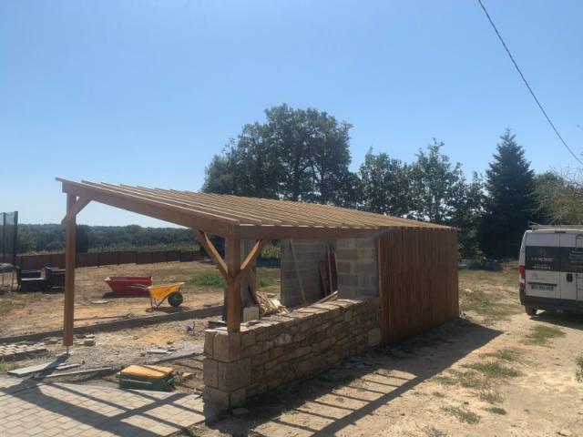 Charpente d'un garage et avancée carport en douglas, à Caden