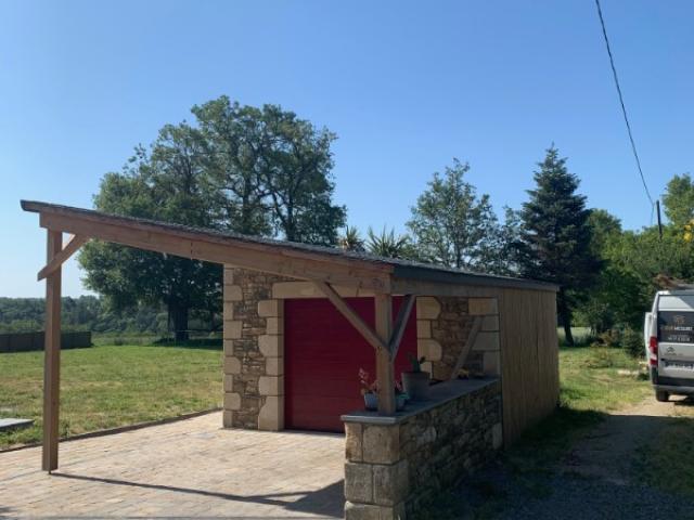 Charpente d'un garage et avancée carport en douglas, à Caden