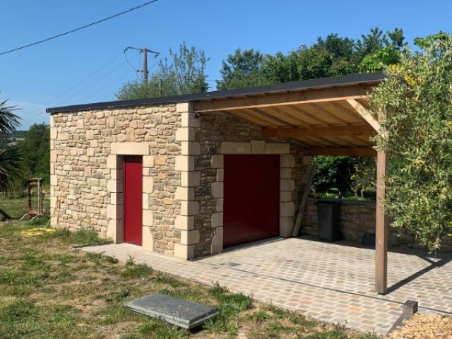 Charpente d'un garage et avancée carport en douglas, à Caden