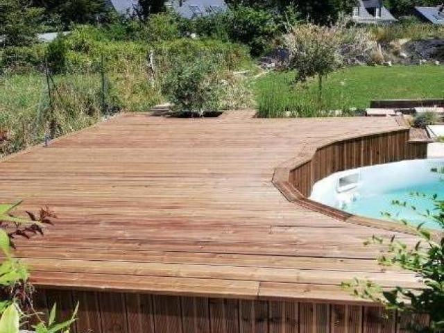 Terrasse en bois, sur plots béton, piscine, résineux autoclave marron