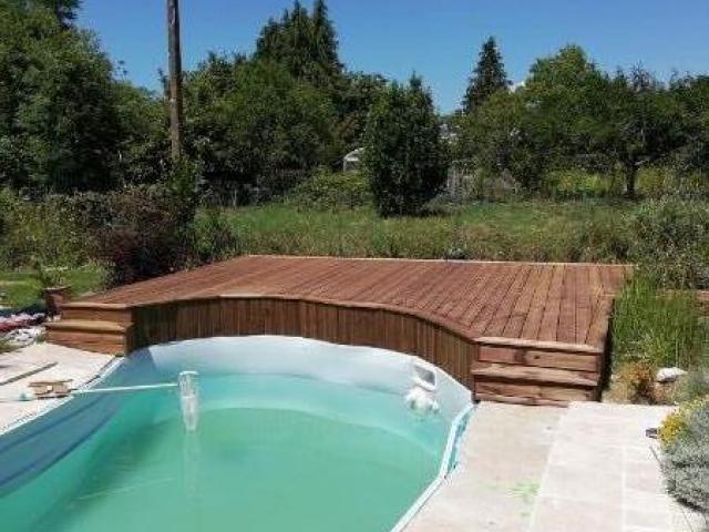 Terrasse en bois, sur plots béton, piscine, résineux autoclave marron