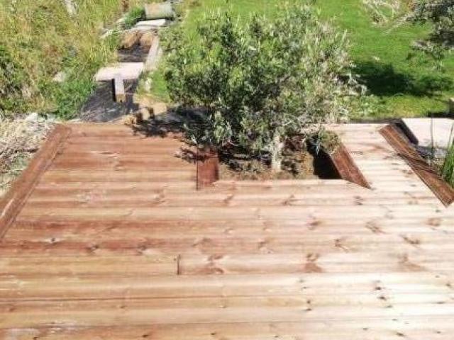 Terrasse en bois, sur plots béton, piscine, résineux autoclave marron