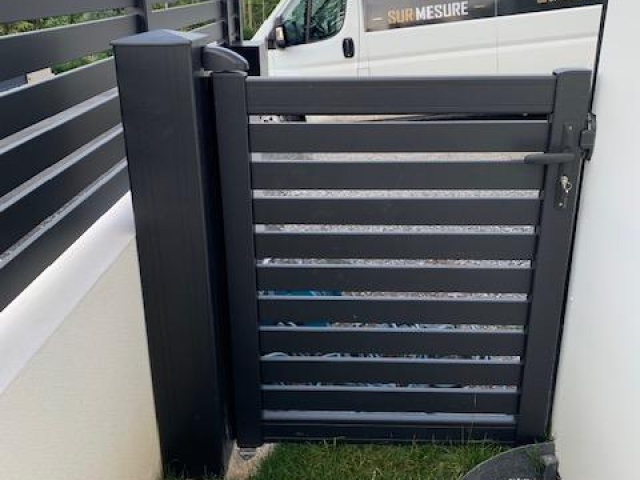 Pose de clôtures et portillons aluminium RAL 9005 texturé, à Muzillac